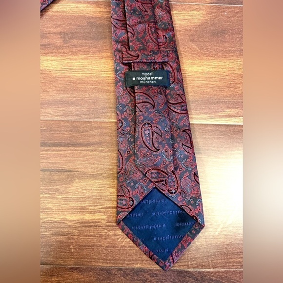 Like New Modell MOSHAMMER Munchen 100% Silk Red Paisley Jacquard on Black Tie - Picture 3 of 10